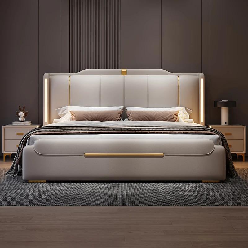 SAT. Cama de casal king size moderna e luxuosa, com estrutura de madeira maciça e revestimento em couro, com armazenamento, para quarto de casa ou hotel.