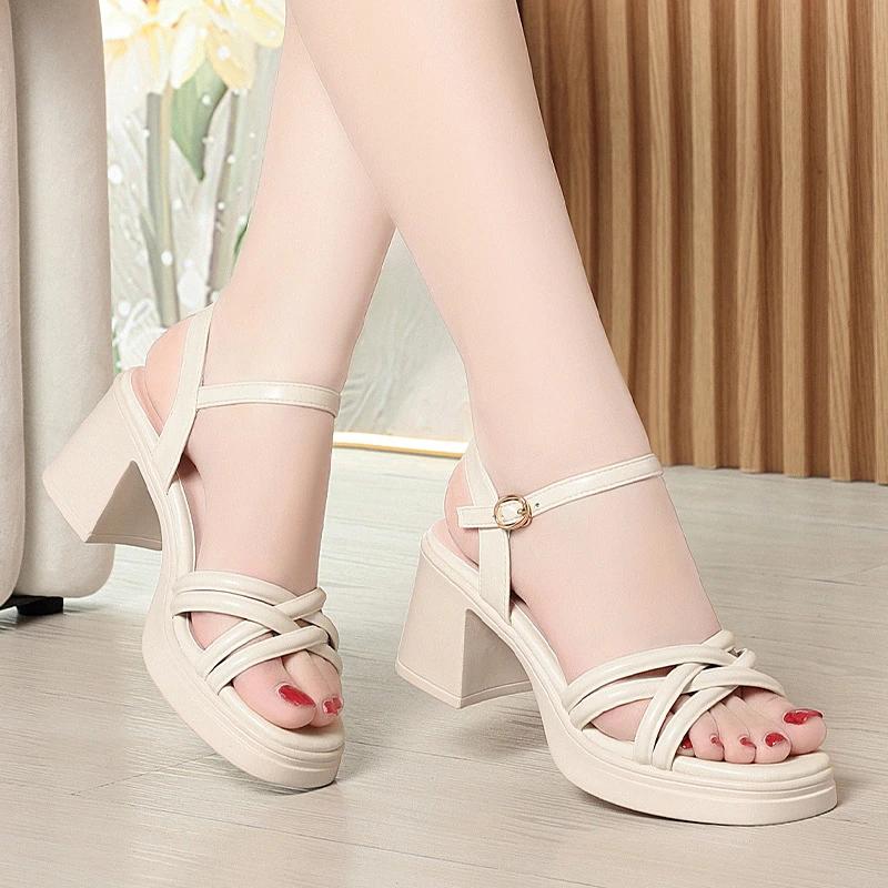 Sandálias de salto alto de sola grossa para mulheres no verão novo estilo sapatos femininos cinta de um forro elegante sandálias romanas de salto grosso